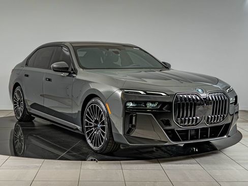 Used 2024 BMW i7 eDrive50 w/ M Sport Package RWD image 3