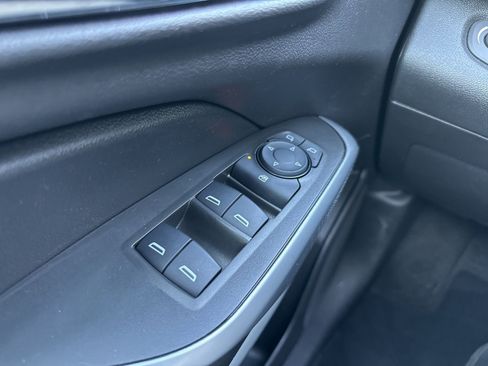 Used 2025 Chevrolet Trax RS w/ Sunroof Package FWD image 30