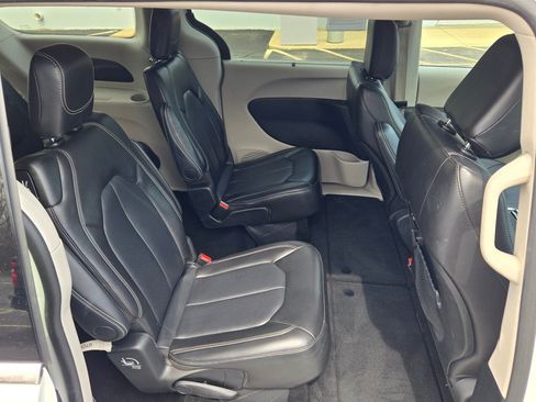 Used 2024 Chrysler Pacifica Touring-L FWD image 9