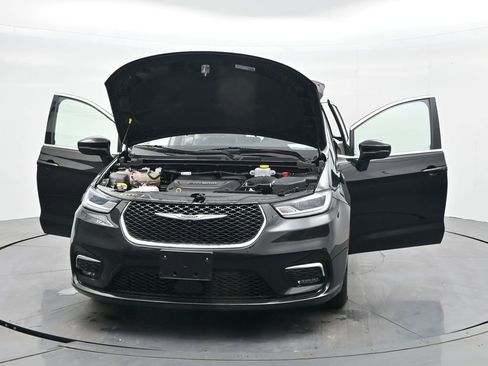 Used 2023 Chrysler Pacifica Touring-L FWD image 40