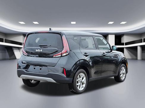 Certified 2025 Kia Soul LX w/ LX Technology Package FWD image 5