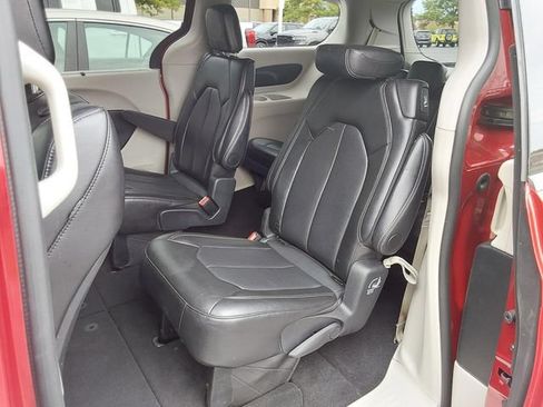 Used 2024 Chrysler Pacifica Touring-L FWD image 11