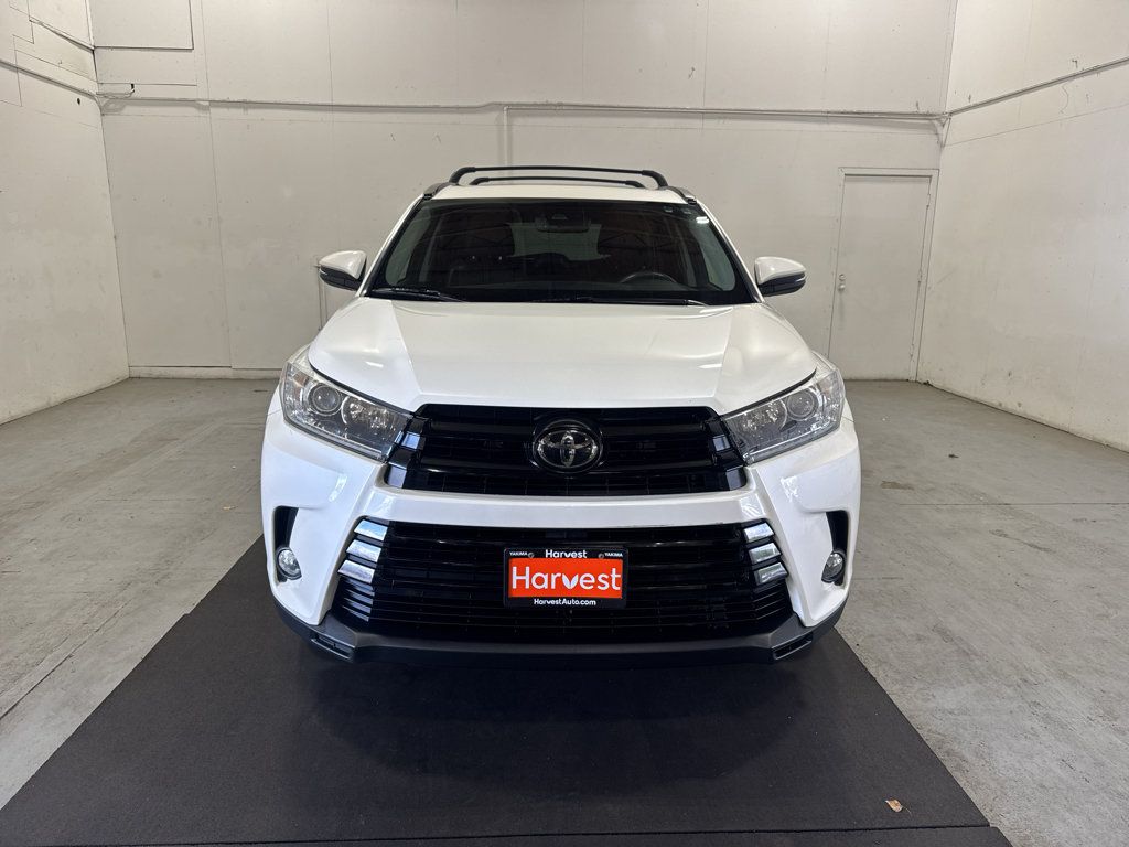 Used 2017 Toyota Highlander SE FWD image 2