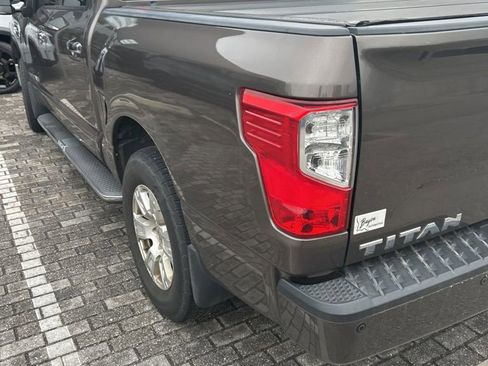 Used 2017 Nissan Titan SV image 9