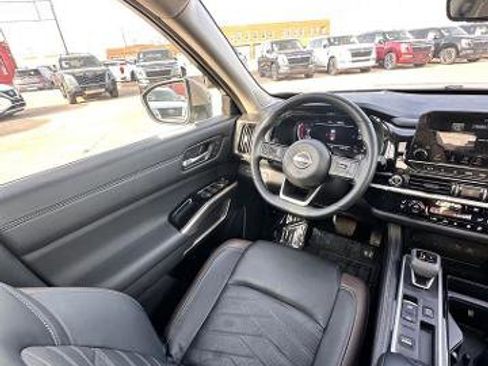 Certified 2024 Nissan Pathfinder Platinum image 30