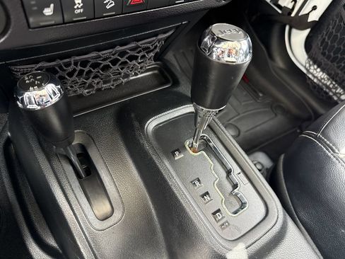 Used 2016 Jeep Wrangler Unlimited Sahara w/ Connectivity Group AWD/4WD image 21
