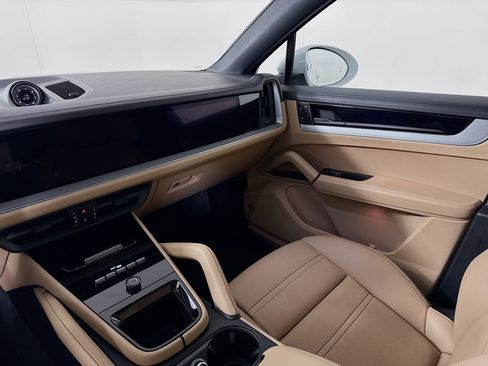 Certified 2025 Porsche Cayenne S image 23