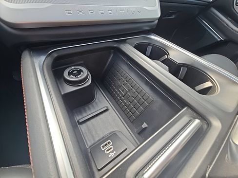 Used 2025 Ford Expedition Active AWD/4WD image 44