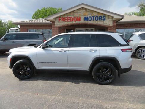 Used 2023 Jeep Grand Cherokee Limited w/ Black Appearance Package AWD/4WD image 8