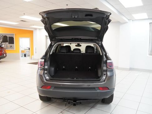 Used 2018 Jeep Compass Latitude w/ Popular Equipment Group AWD/4WD image 9