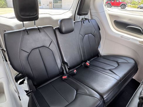 Used 2024 Chrysler Pacifica Touring-L FWD image 34