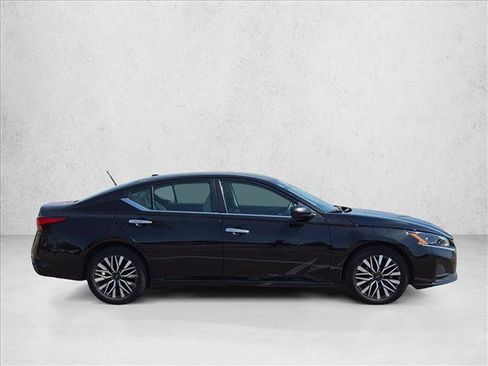 Used 2025 Nissan Altima 2.5 SV FWD image 4