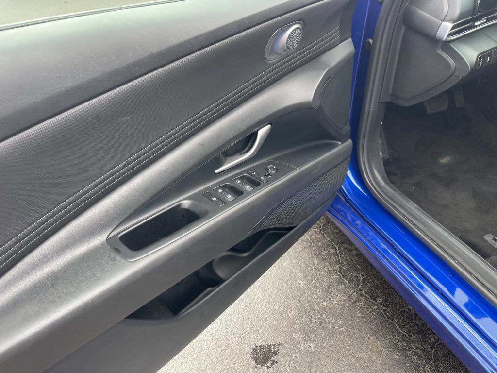 Used 2025 Hyundai Elantra SEL FWD image 10
