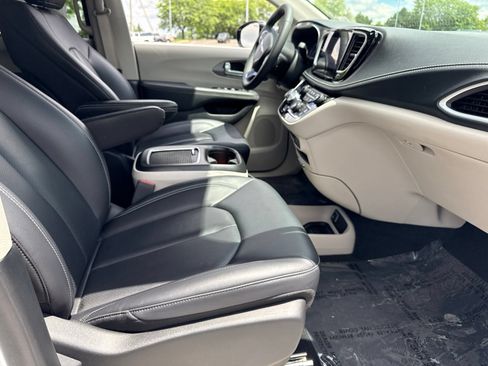 Used 2024 Chrysler Pacifica Touring-L AWD/4WD image 11