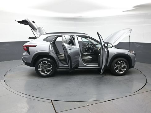 Used 2025 Chevrolet Trax LT FWD image 44