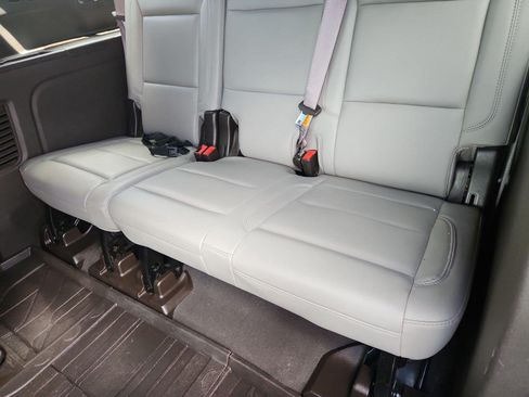 Used 2022 Chevrolet Suburban LT w/ Luxury Package RWD image 36