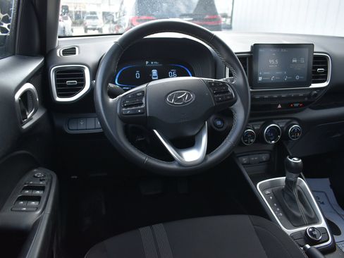 Used 2025 Hyundai Venue SEL FWD image 16