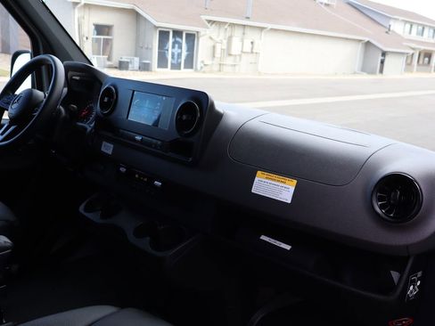 Used 2024 Mercedes-Benz Sprinter 2500 image 23