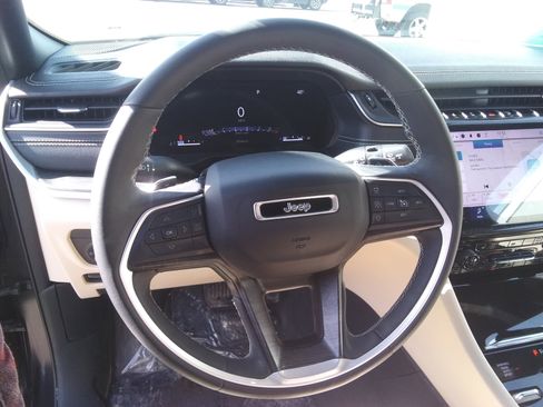 Used 2024 Jeep Grand Cherokee Limited image 15