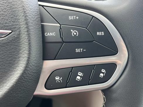 Used 2024 Chrysler Pacifica Touring-L FWD image 32