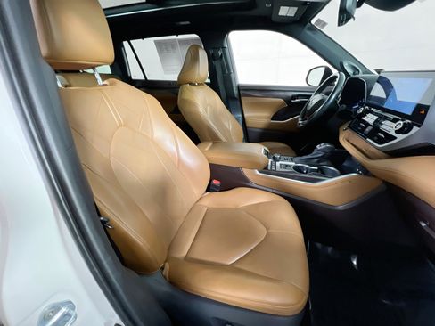 Used 2021 Toyota Highlander Platinum image 30