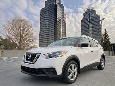 Used 2019 Nissan Kicks S FWD image 2
