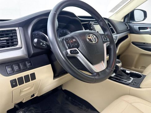 Used 2017 Toyota Highlander XLE FWD image 4