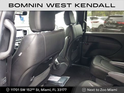 Used 2025 Chrysler Pacifica Select image 18