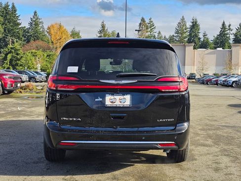New 2026 Chrysler Pacifica Limited image 7