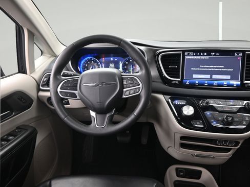 Used 2023 Chrysler Pacifica Touring-L FWD image 14