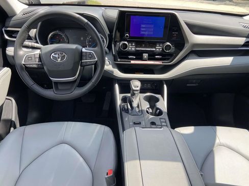 Used 2025 Toyota Highlander XLE AWD/4WD image 12