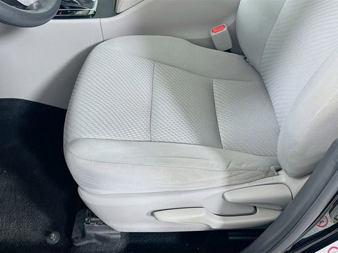 Used 2019 Toyota Highlander LE image 19