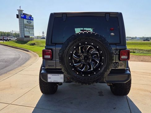 Used 2019 Jeep Wrangler Unlimited Sahara AWD/4WD image 8