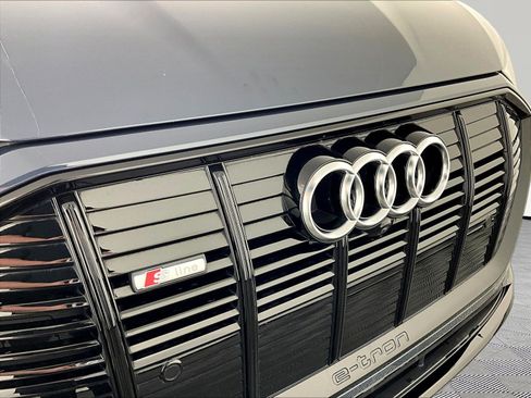 Used 2022 Audi e-tron Premium Plus w/ Premium Plus Package AWD/4WD image 31