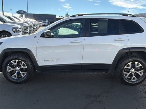 Used 2017 Jeep Cherokee Trailhawk image 6