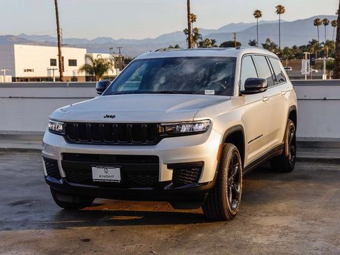 New 2025 Jeep Grand Cherokee L Altitude image 4