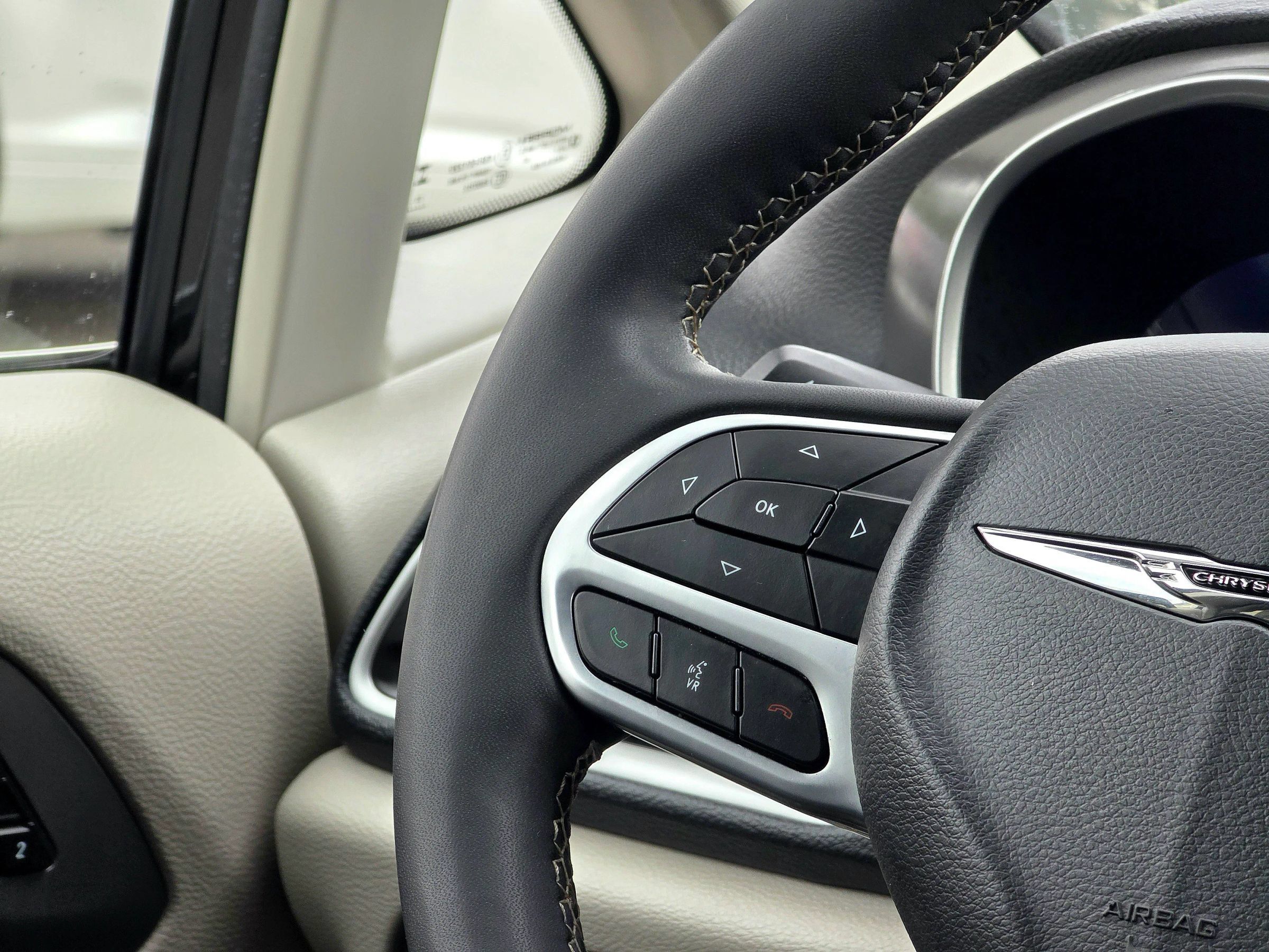 Used 2023 Chrysler Pacifica Touring-L FWD image 22