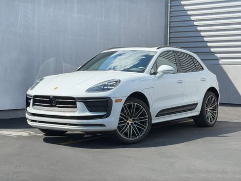 Certified 2025 Porsche Macan AWD/4WD image 1