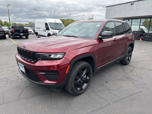 Used 2023 Jeep Grand Cherokee Altitude AWD/4WD image 3