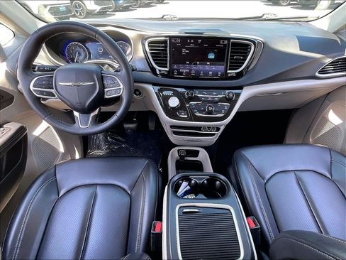 Used 2023 Chrysler Pacifica Touring-L FWD image 21