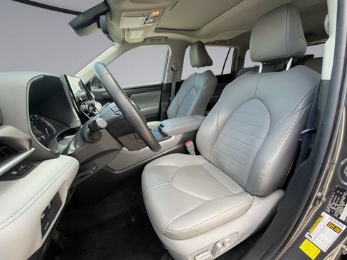 Used 2023 Toyota Highlander XLE FWD image 30