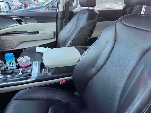 Used 2024 Kia Carnival LX FWD image 5