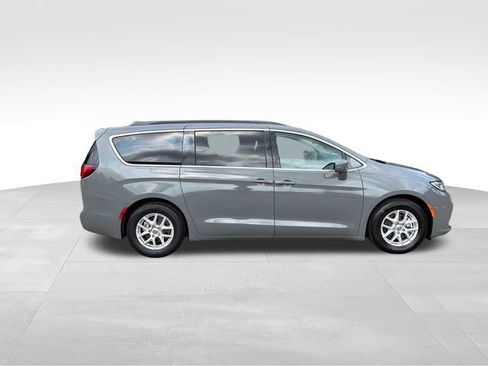 Used 2022 Chrysler Pacifica Touring-L FWD image 2