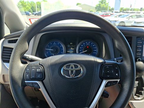 Used 2020 Toyota Sienna LE FWD image 18