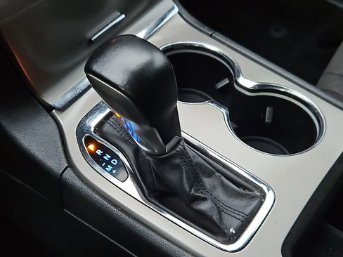 Used 2021 Jeep Grand Cherokee Laredo w/ Security & Convenience Group image 17