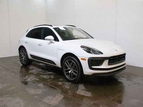 Certified 2025 Porsche Macan image 8