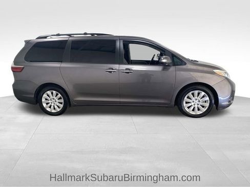 Used 2015 Toyota Sienna L image 2