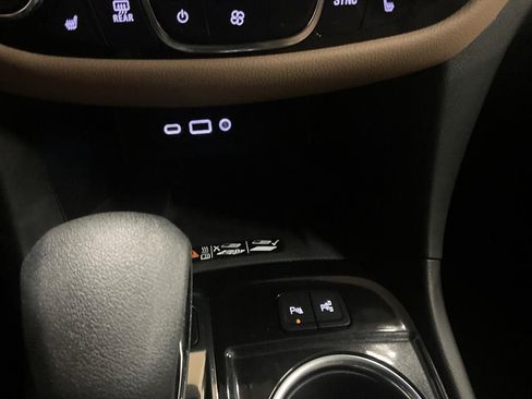 Used 2023 Chevrolet Equinox Premier AWD/4WD image 22
