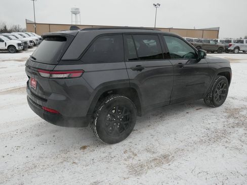 New 2025 Jeep Grand Cherokee Altitude image 4