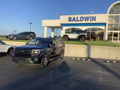 Used 2025 Ford Expedition Active AWD/4WD image 3